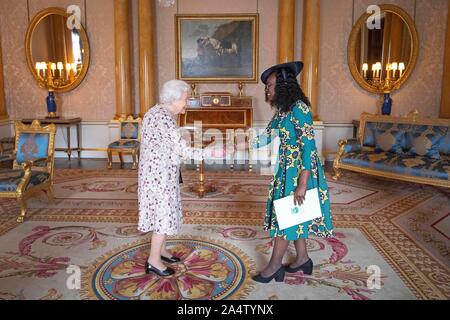 Queen Elizabeth II riceve l Ambasciatore della Repubblica di Liberia, Gurly Gibson, durante una udienza privata a Buckingham Palace di Londra. Foto di PA. Picture Data: mercoledì 16 ottobre, 2019. Vedere PA storia ROYAL Regina. Foto di credito dovrebbe leggere: Victoria Jones/filo PA Foto Stock