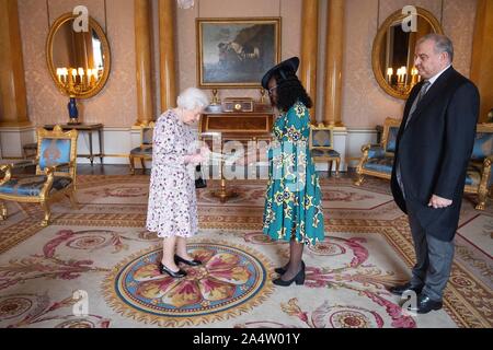 Queen Elizabeth II riceve l Ambasciatore della Repubblica di Liberia, Gurly Gibson, e Harold Schwarz nel corso di una udienza privata a Buckingham Palace di Londra. Foto di PA. Picture Data: mercoledì 16 ottobre, 2019. Vedere PA storia ROYAL Regina. Foto di credito dovrebbe leggere: Victoria Jones/filo PA Foto Stock