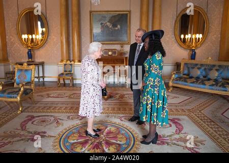 Queen Elizabeth II riceve l Ambasciatore della Repubblica di Liberia, Gurly Gibson, e Harold Schwarz nel corso di una udienza privata a Buckingham Palace di Londra. Foto di PA. Picture Data: mercoledì 16 ottobre, 2019. Vedere PA storia ROYAL Regina. Foto di credito dovrebbe leggere: Victoria Jones/filo PA Foto Stock