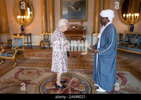 Queen Elizabeth II riceve l Ambasciatore della Repubblica del Sudan, Mohamed Abdalla Idris Mohamed, durante una udienza privata a Buckingham Palace di Londra. Foto di PA. Picture Data: mercoledì 16 ottobre, 2019. Vedere PA storia ROYAL Regina. Foto di credito dovrebbe leggere: Victoria Jones/filo PA Foto Stock