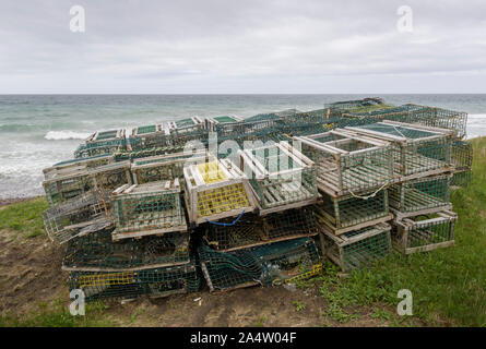 Trappole di aragosta accatastate, Terranova e Labrador, Canada Foto Stock