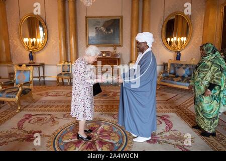 Queen Elizabeth II riceve l Ambasciatore della Repubblica del Sudan, Mohamed Abdalla Idris Mohamed, e la Sig.ra Idris durante una udienza privata a Buckingham Palace di Londra. Foto di PA. Picture Data: mercoledì 16 ottobre, 2019. Vedere PA storia ROYAL Regina. Foto di credito dovrebbe leggere: Victoria Jones/filo PA Foto Stock