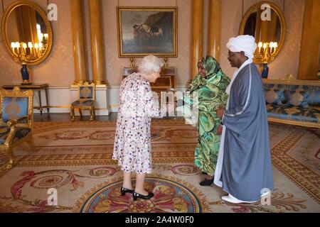 Queen Elizabeth II riceve l Ambasciatore della Repubblica del Sudan, Mohamed Abdalla Idris Mohamed, e la Sig.ra Idris durante una udienza privata a Buckingham Palace di Londra. Foto di PA. Picture Data: mercoledì 16 ottobre, 2019. Vedere PA storia ROYAL Regina. Foto di credito dovrebbe leggere: Victoria Jones/filo PA Foto Stock