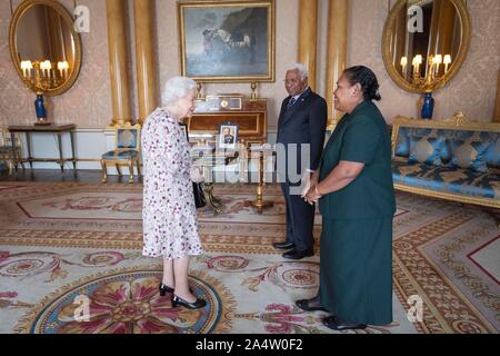 Queen Elizabeth II riceve il Governatore Generale delle Isole Salomone, David Vunagi, e la Sig.ra Vunagi durante una udienza privata a Buckingham Palace di Londra. Foto di PA. Picture Data: mercoledì 16 ottobre, 2019. Vedere PA storia ROYAL Regina. Foto di credito dovrebbe leggere: Victoria Jones/filo PA Foto Stock