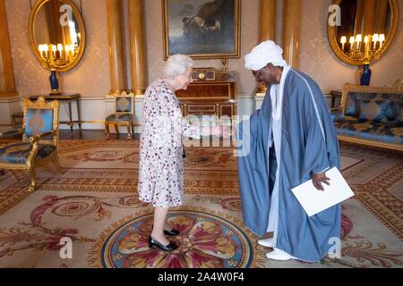 Queen Elizabeth II riceve l Ambasciatore della Repubblica del Sudan, Mohamed Abdalla Idris Mohamed, durante una udienza privata a Buckingham Palace di Londra. Foto di PA. Picture Data: mercoledì 16 ottobre, 2019. Vedere PA storia ROYAL Regina. Foto di credito dovrebbe leggere: Victoria Jones/filo PA Foto Stock