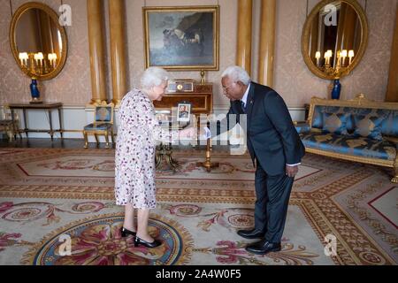 Queen Elizabeth II riceve il Governatore Generale delle Isole Salomone, David Vunagi, durante una udienza privata a Buckingham Palace di Londra. Foto di PA. Picture Data: mercoledì 16 ottobre, 2019. Vedere PA storia ROYAL Regina. Foto di credito dovrebbe leggere: Victoria Jones/filo PA Foto Stock