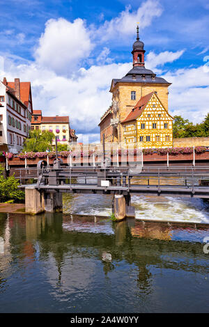 Bamberg. Vista panoramica del Municipio della Città Vecchia di Bamberg (Altes Rathaus) con due ponti sul fiume Regnitz, Baviera, la regione della Germania Foto Stock