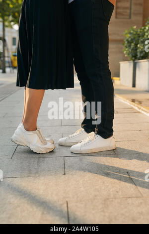 Le ragazze si erge in punta di piedi a baciare il suo uomo - Close up sulle scarpe Foto Stock