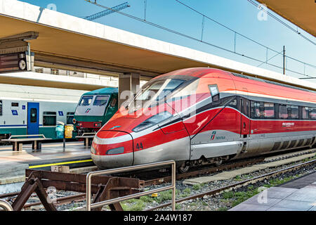 Un Trenitalia Frecciarossa 1000 treno ad alta velocità presso la stazione ferroviaria di Porta Nuova,Torino Foto Stock