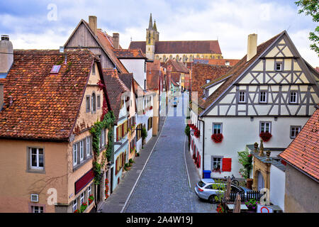 Coloratissima strada a ciottoli del centro storico di Rothenburg ob der Tauber, vista la strada Romantica della Baviera, la regione della Germania Foto Stock