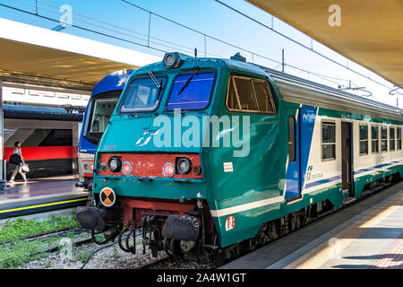 Un freno di marcia van per un E464 locomotore treno alla stazione ferroviaria di Porta Nuova,Torino, Italia Foto Stock