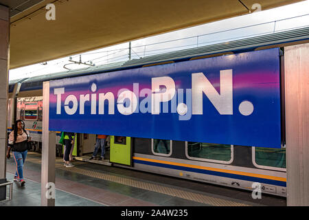 Segno sulla piattaforma di Torino alla stazione ferroviaria di Porta Nuova , la stazione ferroviaria centrale in hte città di Torino , Italia Foto Stock