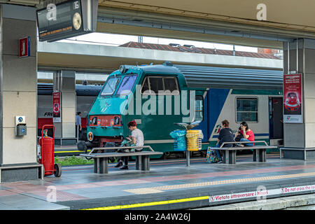 Un freno di marcia van per un E464 locomotore treno alla stazione ferroviaria di Porta Nuova,Torino, Italia Foto Stock