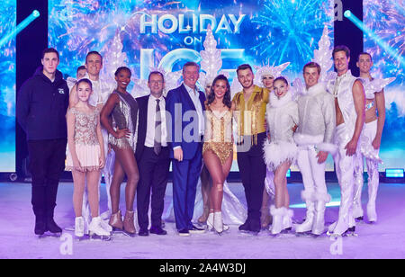 16 ottobre 2019, Amburgo: Bruno Massot (l), medaglia d'oro olimpica di pattinaggio di figura, Peter Gerber (quarta da sinistra), figura pattinatore dal Canada, Mariyah Gerber (quinto da sinistra), figura skater da Stati Uniti, Peter O'Keeffe (sesto da sinistra), direttore e produttore, Robin cugini (7 da sinistra), direttore creativo e coreografo dal Regno Unito, guest star Sarah Lombardi (7 da destra), e il più giovane stella dell'anno, Sarah Lombardi (7 da sinistra).Da destra a sinistra), cantante pop e Panagiotis 'Joti' Polizoakis (6 da destra), figura skater, e Wesley Campbell (seconda da destra Foto Stock