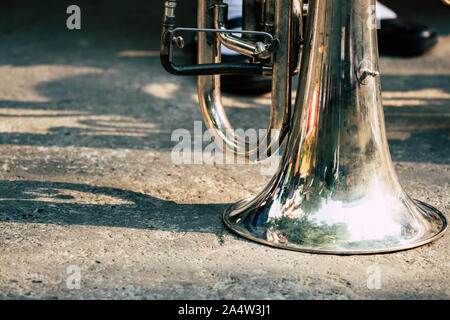 Il vecchio strumento musicale sul terreno Foto Stock