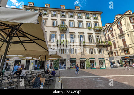 La gente seduta al di fuori di un ristorante in piazza Carignano un elegante piazza barocca di Torino, Italia Foto Stock