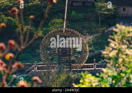 In legno antico turbina di acqua per la gestione delle acque Foto Stock