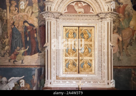 Gotico in edicola a forma di tabernacolo sull'altare nella Cappella del Corporale (Cappella del Corporale) del gotico italiano Cattedrale di Santa Maria Assun Foto Stock