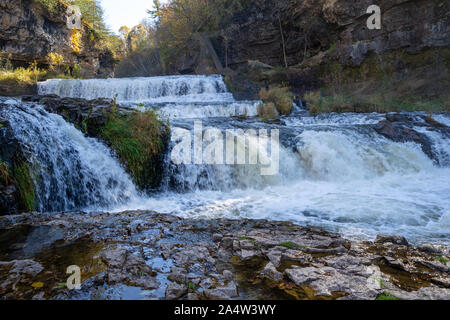 Cascata a Willow River State Park in Hudson Wisconsin in caduta. Foto Stock