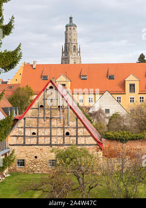 Noerdlingen, An der Bergermauer, Haeuser, Daecher, Kirchturm Foto Stock