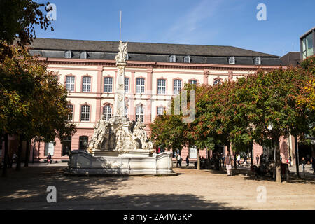 Trier, Germania. Il Sankt Georgsbrunnen (Saint George Fontana) in Kornmarkt, con il Posthof in background Foto Stock