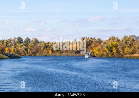 Immagine di un po' di Steamboat in bianco a piedi lungo un grande fiume di autunno Foto Stock