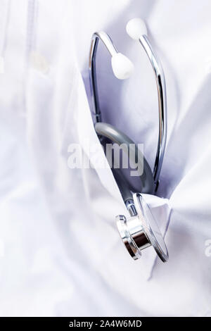 Uno stetoscopio in medico pocket con profondità di campo per medical college concetto. Foto Stock