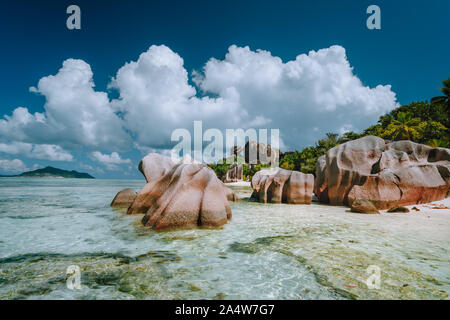 Anse Source d'Argent - incredibile spiaggia tropicale con enormi massi di granito e poco profonda laguna blu su La Digue Island, Seicelle Foto Stock