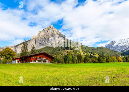 Chalet in legno in Kandersteg village, Canton Berna, Svizzera, Europa, Autunno alberi e Montagne Vista panoramica Foto Stock