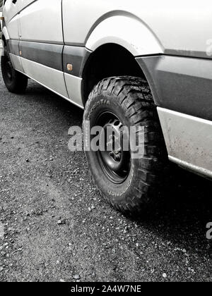 Tutti i terreni off road pneumatici su 4WD la trazione a quattro ruote motrici van Foto Stock