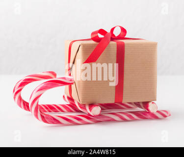 Creative regalo di Natale a forma di slitta su sfondo bianco Foto Stock