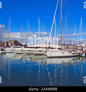 Yacht sul pontile ormeggi in marina di Puerto de Dénia in Costa Blanca, Spagna Foto Stock