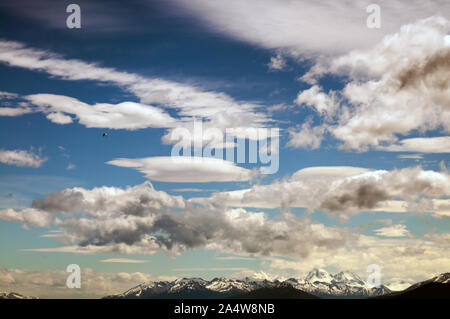 Paesaggio di montagna oltre il Canale di Beagle in Patagonia, Argentina. Montagna e nuvole sotto un cielo blu Foto Stock