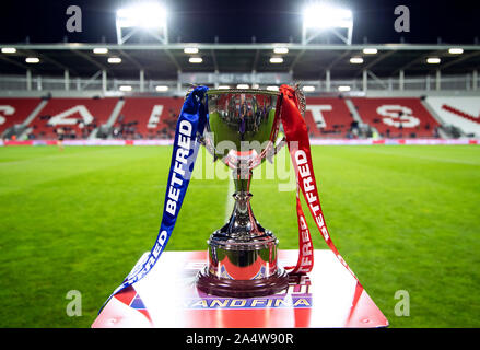 Una vista generale della Betfred donna Super League Trophy sul display prima che la partita al Betfred donna Super League Gran finale al totalmente Wicked Stadium, St Helens. Foto Stock