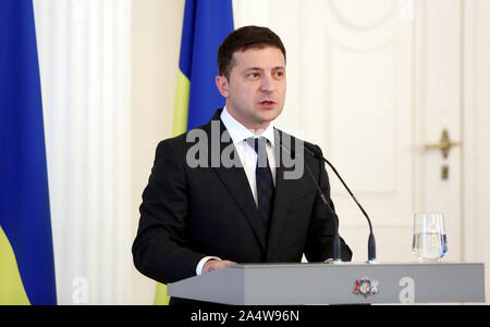 Riga, Lettonia. Xvi oct, 2019. Il presidente ucraino Volodymyr Zelensky parla durante una conferenza stampa a Riga, Lettonia, 16 ottobre 2019. Credito: Edijs Palens/Xinhua/Alamy Live News Foto Stock