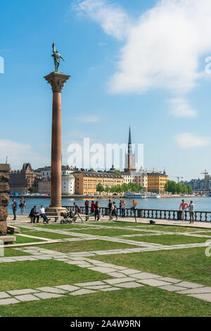 Stoccolma vista estiva, vista dal giardino Stadshuset attraverso Riddarfjärden verso l'isola di Riddarholmen Stoccolma e la Città Vecchia (Gamla Stan), Svezia. Foto Stock