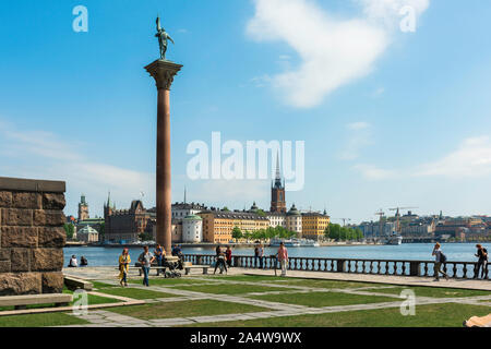 Città di Stoccolma, vista in estate dal Giardino Stadshuset attraverso Riddarfjärden verso la panoramica Riddarholmen e Stoccolma Città Vecchia (Gamla Stan) Svezia. Foto Stock