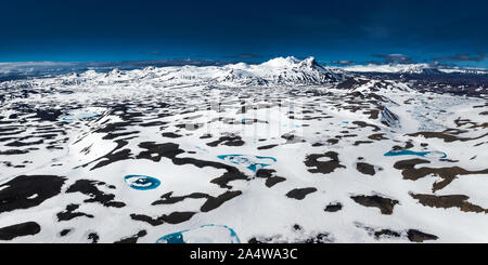 Paesaggio con il blu piscine di acqua di fusione, Kisubotnar, vicino Hofsjokull calotta di ghiaccio, Islanda Foto Stock