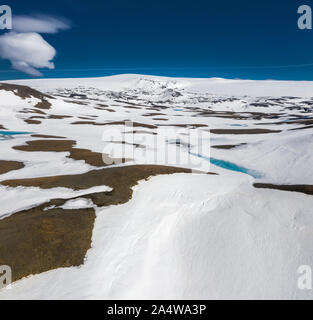 Paesaggistica con blue piscine di acqua di fusione, Kisubotnar, vicino Hofsjokull calotta di ghiaccio, Islanda Foto Stock