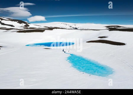 Blue piscine di acqua di fusione, Kisubotnar, vicino Hofsjokull calotta di ghiaccio, Islanda Foto Stock