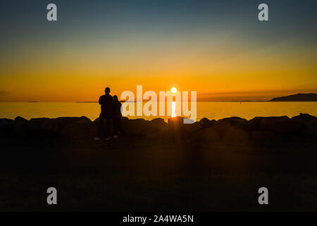 Giovane godendo del tramonto, Saebraut street, Reykjavik, Islanda Foto Stock