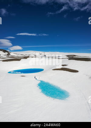 Blue piscine di acqua di fusione, Kisubotnar, vicino Hofsjokull calotta di ghiaccio, Islanda Foto Stock