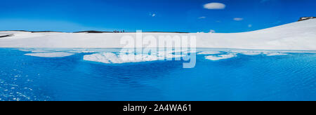 Blue piscine di acqua di fusione, Kisubotnar, vicino Hofsjokull calotta di ghiaccio, Icelandd Foto Stock