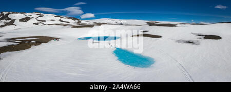 Blue piscine di acqua di fusione, Kisubotnar, vicino Hofsjokull calotta di ghiaccio, Islanda Foto Stock