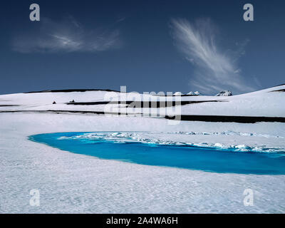 Blue piscine di acqua di fusione, Kisubotnar, vicino Hofsjokull calotta di ghiaccio, Islanda Foto Stock