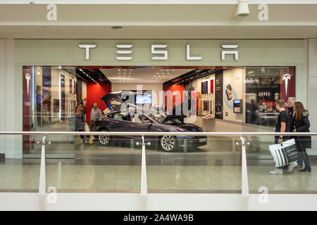 Tesla della Casa Automobilistica di showroom presso The Mall at Cribbs Causeway, Bristol, Regno Unito Foto Stock