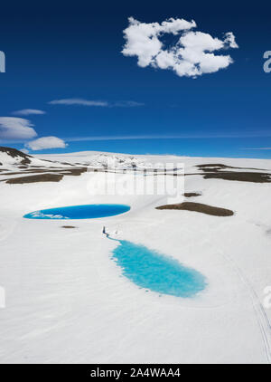 Blue piscine di acqua di fusione, Kisubotnar, vicino Hofsjokull calotta di ghiaccio, Islanda Foto Stock