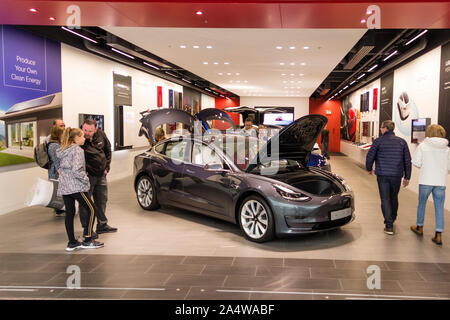 Tesla della Casa Automobilistica di showroom presso The Mall at Cribbs Causeway, Bristol, Regno Unito Foto Stock