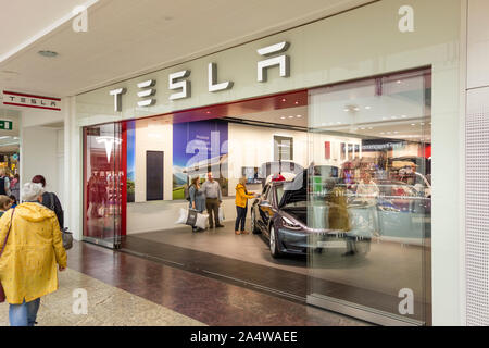 Tesla della Casa Automobilistica di showroom presso The Mall at Cribbs Causeway, Bristol, Regno Unito Foto Stock