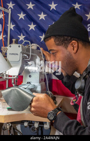 Detroit, Michigan - Nathaniel Crawford II, una Forza Aerea veterano, cuce a calzature PingreeDetroit. Pingree è un lavoratore società di proprietà che ingaggia veterano Foto Stock